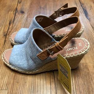 NWT. Toms espadrilles.